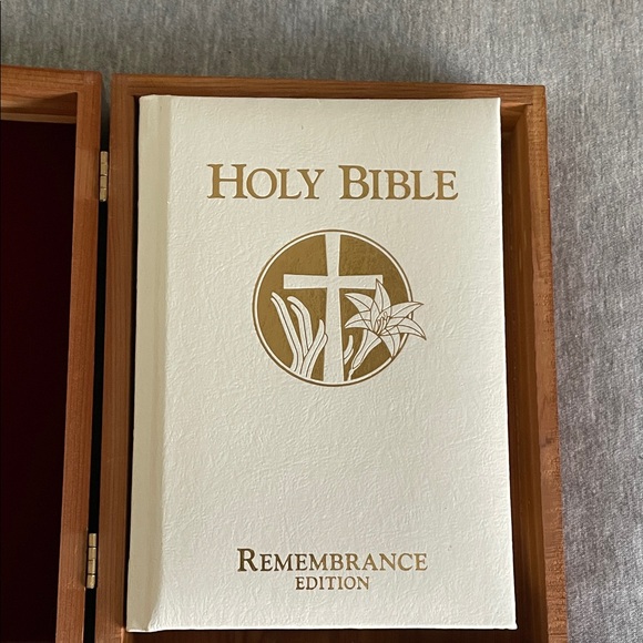 Holy Bible in Cedar Wood Presentation Box - Picture 2 of 16
